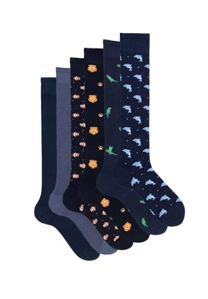 Sei paia di calzini al ginocchio in tonalità di blu navy e grigio, con motivi di delfini, pappagalli, leoni e pesci pagliaccio.