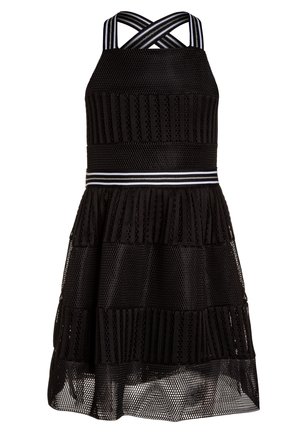 Vestido de malla negra con tirantes entrecruzados, paneles texturizados y una falda en capas. Presenta una cinturilla de rayas blancas en contraste.