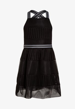 Robe en mesh noire avec des bretelles croisées, des panneaux texturés et une jupe à volants. Comprend une ceinture contrastante à rayures blanches.