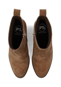 Stivali ankle in suede marrone con texture liscia, cerniere laterali, punte arrotondate e linguette sul retro. Design minimalista.