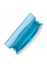 Blauwe satijnen clutchtas met een soepele textuur, voorzien van een open bovenkant en een contrasterende turquoise binnenkant. Bevat een insteekvak aan de binnenzijde.