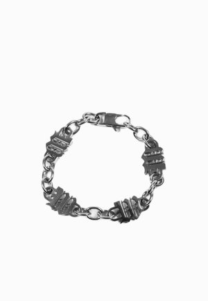 Βραχιόλι αλυσίδας από ασημί μέταλλο με πέντε ορθογώνιες συνδέσεις γοτθικού στιλ και κούμπωμα τύπου αστακού σε λευκό φόντο.