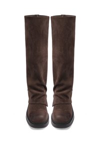 Stivali al ginocchio in suede marrone con design morbido, punta rotonda, suola nera spessa e dettagli di cucitura a contrasto lungo la base.