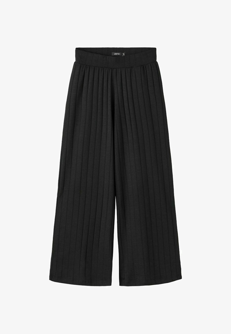 Pantalon noir à jambes larges en tissu léger, avec des plis verticaux, une ceinture élastique et une coupe ample pour le confort.