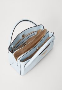 Borsa a tracolla di colore azzurro chiaro, con una superficie testurizzata, dotata di diversi scomparti interni, hardware dorato e chiusura con zip.