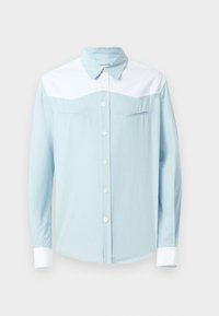 Camicia azzurro chiaro con spalle e polsini bianchi, colletto a punta e due tasche orizzontali sul petto con cuciture a forma di freccia.