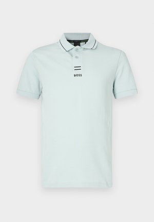 Polo bleu clair en coton, doté d'un col côtelé, de manches courtes, et d'un logo noir avec deux bandes horizontales en dessous.