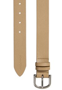 Beige leren riem met een gestructureerde afwerking, voorzien van vijf verstelgaten en een zilveren metalen gesp met een gladde, ronde punt.