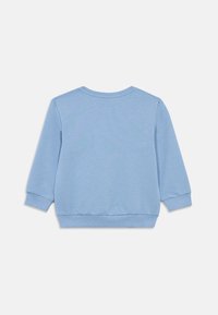 Svetlo modra majica s dolgimi rokavi, okroglo ovratnikom, rebrastimi manšetami in robom ter gladko teksturo. Preprost dizajn brez vzorcev ali dodatkov.