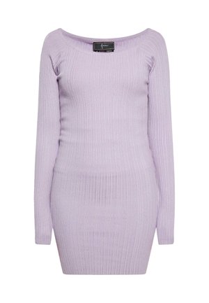 Lilac ribbed knit dressi pitkät hihat, tiukka malli ja venepääntie. Kankaan pinta on sileä; kangas näyttää joustavalta ja vartalonmyötäiseltä.