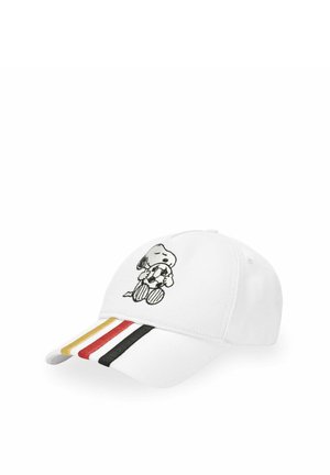 Casquette de baseball blanche avec Snoopy tenant un ballon de football brodé sur le devant et des rayures dorées, rouges et noires sur le bord de la visière.