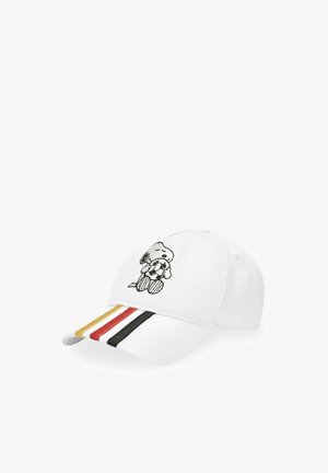 Casquette de baseball blanche avec Snoopy tenant un ballon de football brodé sur le devant et des rayures dorées, rouges et noires sur le bord de la visière.