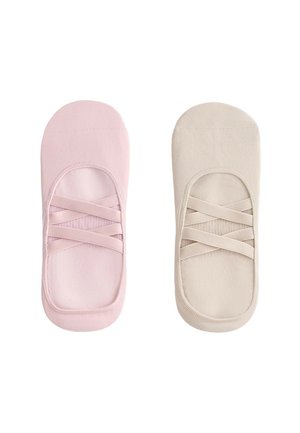 Paire de chaussettes invisibles pour cheville en rose clair et beige, chacune avec des élastiques croisés sur le dessus.