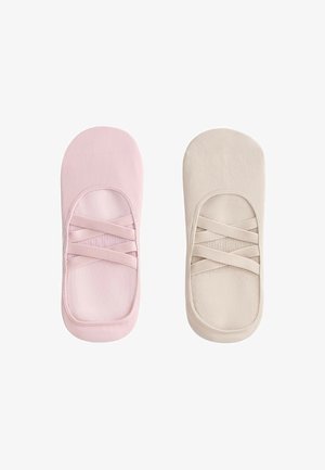 Paire de chaussettes invisibles pour cheville en rose clair et beige, chacune avec des élastiques croisés sur le dessus.