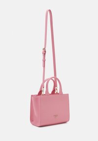 Sac à main en cuir synthétique rose avec deux poignées supérieures et une bandoulière réglable. Présente une forme rectangulaire et des accents en quincaillerie dorée.