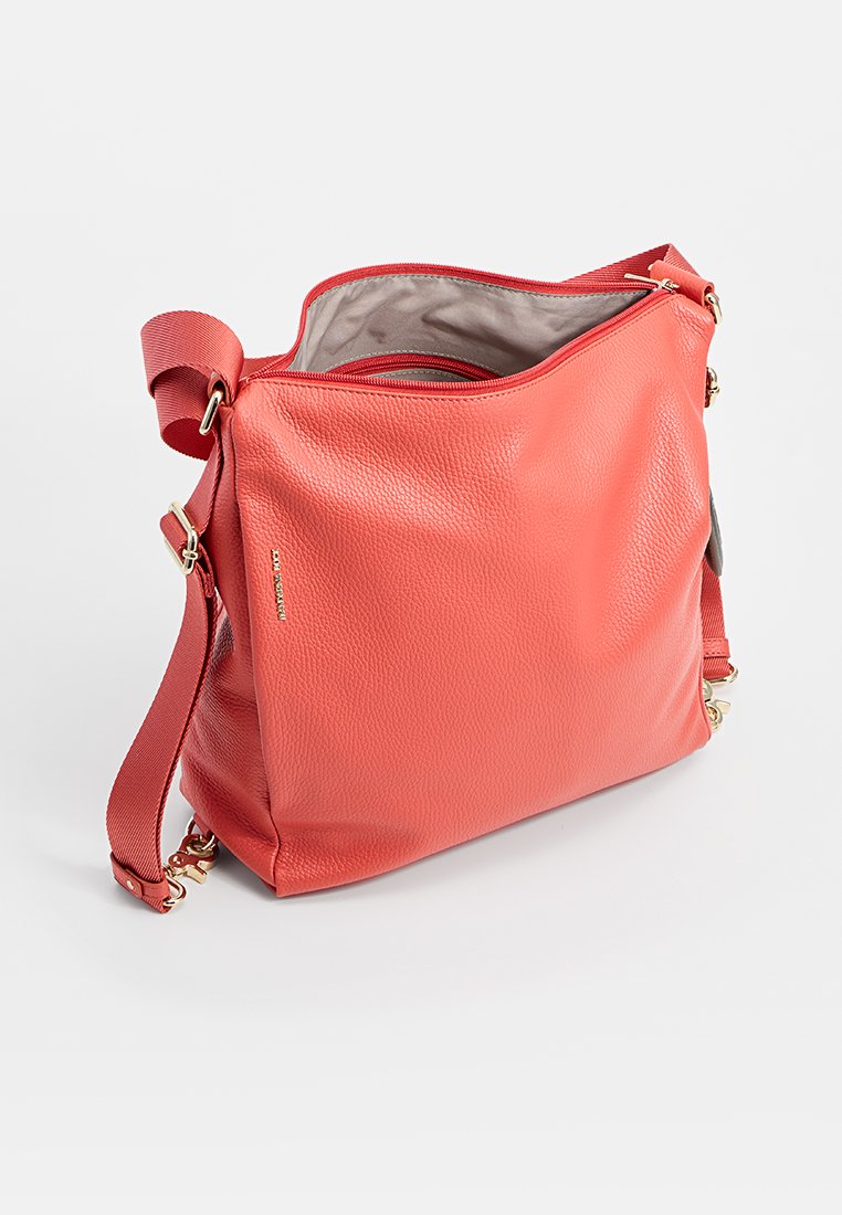 Borsa a tracolla in pelle corallo con superficie strutturata, ampia apertura, tracolla regolabile e hardware color oro. Interno dotato di tasca con zip.