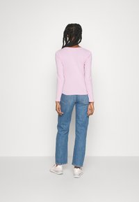 Levi's® V NECK BABY TEE - Långärmad tröja - pink lavender