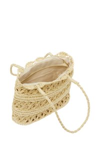 Bolso de paja tejido en beige claro con una superficie texturizada, dobles asas de cuerda y un interior forrado que incluye un bolsillo con cremallera.
