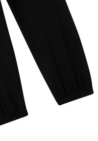 Pantaloni della tuta neri con polsini elasticizzati, texture liscia, design affusolato e senza motivi o dettagli hardware visibili.