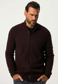 Cardigan zippé bourgogne avec des accents côtelés, des manches longues et un motif tricoté texturé. Il dispose d'un col montant et d'une fermeture éclair.