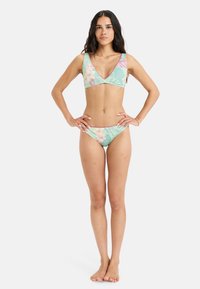 Groene bloemen bikini set met een driehoekige bralette en klassieke bottoms. Het materiaal is glad, met lichte roze en mintgroene tinten.
