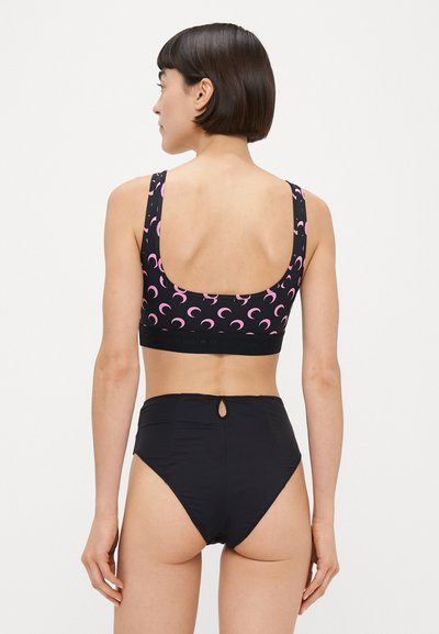 Biquíni preto com padrão de lua crescente rosa no top. Parte de baixo de cintura alta com detalhe em abertura nas costas. Tecido liso.