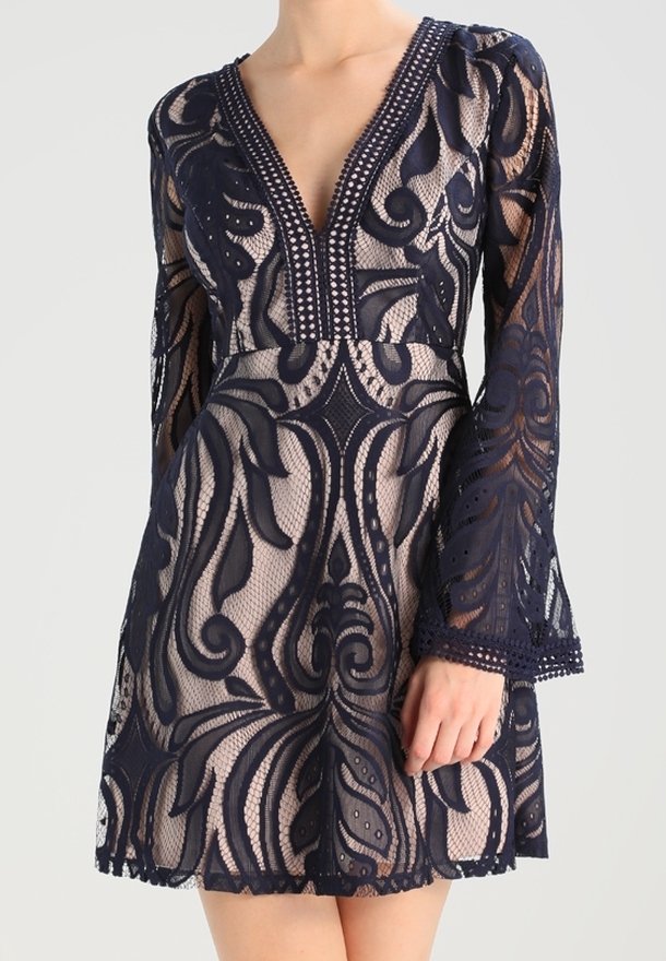 Marineblaues Spitzenkleid mit tiefem V-Ausschnitt, langen Glockenärmeln und filigranen Blumenmustern. Verfügt über eine transparente Überlagerung und einen geschwungenen Saum.