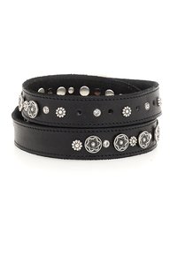 Bracciale in pelle nera con accenti in metallo argentato, borchie tonde e motivi floreali, con una finitura testurizzata e multipli fori per la regolazione.