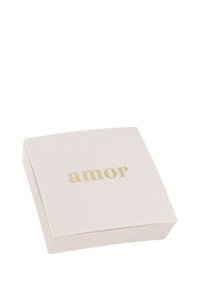 Scatola quadrata color blush con una texture liscia e testo dorato 'amor' sulla parte superiore, caratterizzata da angoli arrotondati e un coperchio piatto.
