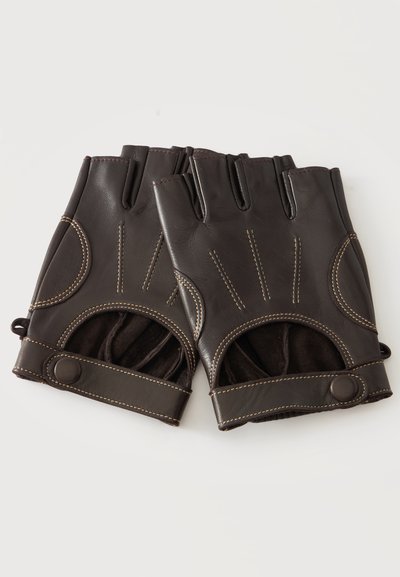 Paire de gants en cuir marron foncé sans doigts avec coutures beiges et sangles boutonnées au poignet sur une surface claire.