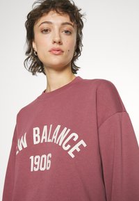 New Balance ESSENTIALS VARSITY  CREW - Sudadera - washed burgundy