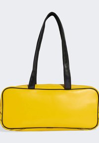 Žuta pravokutna torba od glatkog materijala, s crnim kožnim trakama i detaljima na rubovima. Minimalistički dizajn s sjajnim završetkom.