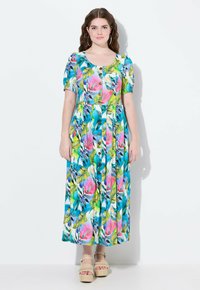 Kwiatowa maxi sukienka w jasnoniebieskich, różowych i zielonych odcieniach, z krótkimi bufiastymi rękawami i zapięciem na guziki z przodu, wykonana z lejącego się, fakturowanego materiału.