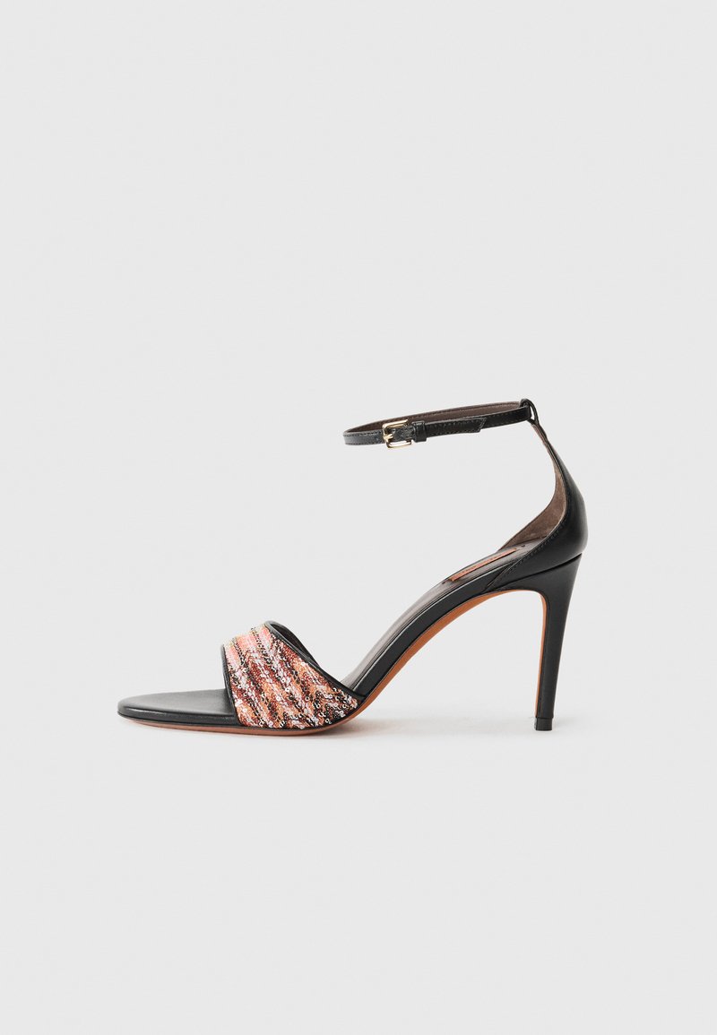 Czarne sandały na obcasie z paskiem wokół kostki. Posiadają teksturowaną, wielokolorową tkaninę na palcach. Gładkie wykończenie ze skóry.