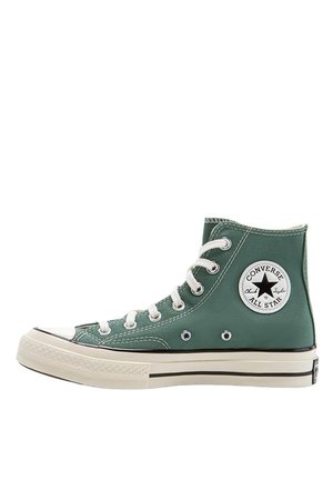 Zielony wysoki sneaker Converse All Star z białymi sznurowadłami, gumową podeszwą i naszywką z logo na kostce.