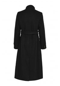 Manteau en laine noir avec un col haut, une taille ceinturée, des manches longues et des accents de boutons aux poignets. Texture lisse et silhouette ajustée.