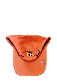 Casquette de baseball orange avec un large bord, en coton. L'intérieur présente des motifs noirs et jaunes. Un petit logo de baseball est visible.