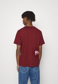 Levi's® SS RELAXED FIT TEE - T-shirt estampada - fired brick