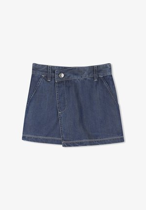 Minifalda vaquera azul oscuro con bolsillos frontales, costuras visibles, trabillas para cinturón y cierre con botón plateado con detalle de logotipo.