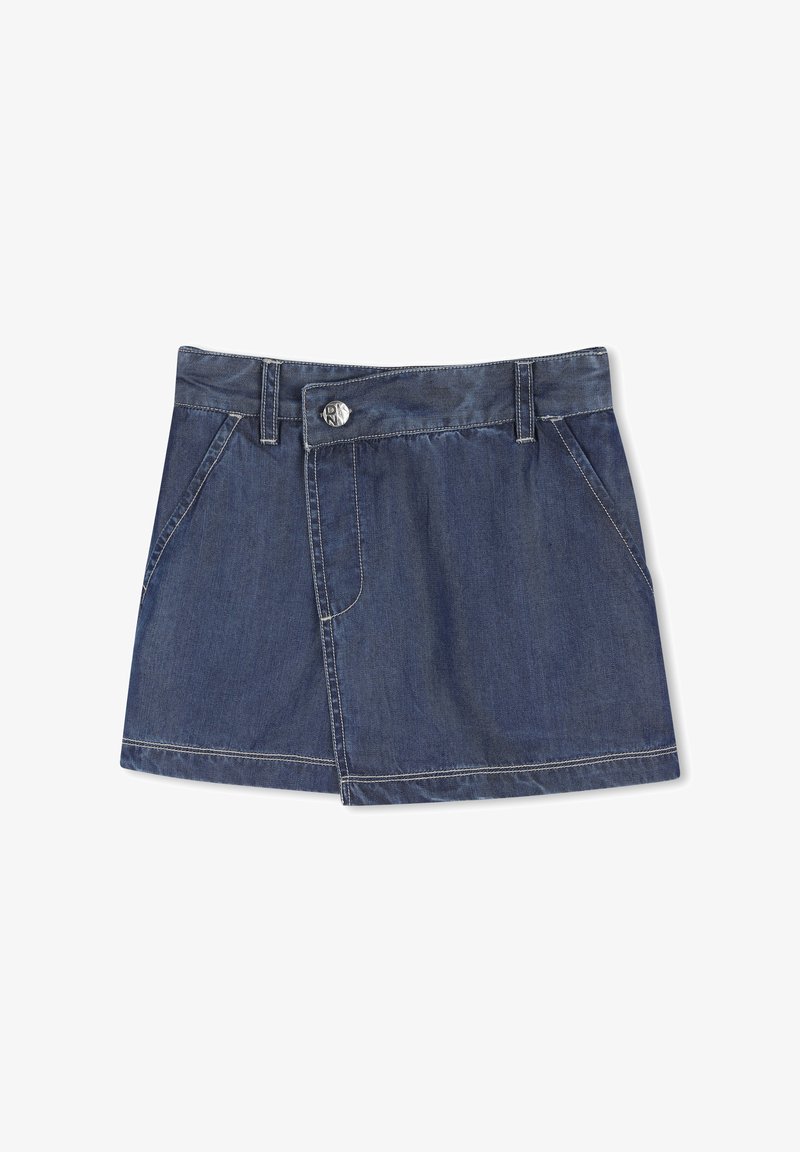 Mini-jupe en denim bleu foncé avec poches avant, coutures apparentes, passants pour ceinture et fermeture à bouton argenté avec détail logo.