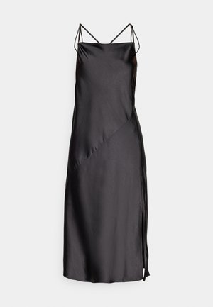 Svart satengkjole med tynne justerbare stropper, en jevn tekstur, diagonale sømmer og en sideslitt for ekstra detaljer.