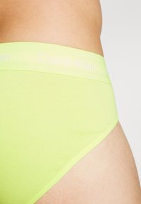 Calvin Klein Underwear HIP BRIEF 3 PACK COTTON STRETCH - Cuecas - hemisphere/direct green/blue flan