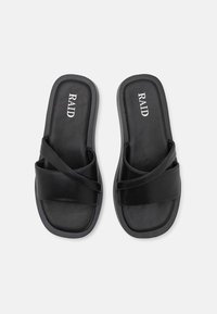 Sandales noires à glisser avec un design à lanières croisées, tige synthétique lisse et semelle rembourrée. Présente une marque "RAID" sur la semelle.