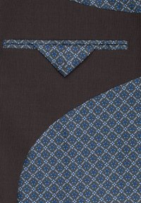 Teksturowane ciemne tło z geometrycznym niebiesko-białym wzorem tkaniny, z trójkątnym akcentem w tym samym designie.