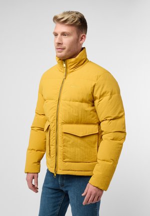Giacca imbottita gialla con colletto alto, zip completa e tasca frontale con patta. Tessuto trapuntato con finitura opaca. Vestibilità casual.