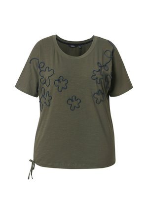Olivengrøn t-shirt med korte ærmer og marineblå broderet blomsterdesign. Har rund halsudskæring og justerbar snøredetalje ved kanten.