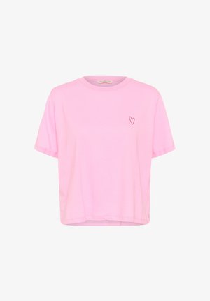 Jasnoróżowy T-shirt z krótkim rękawem z małym czerwonym konturem serca na lewej stronie klatki piersiowej i okrągłym dekoltem.