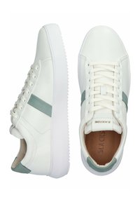 Sneaker bianchi in pelle con una striscia di accento verde chiaro, punta rotonda, suola piatta e superficie testurizzata. Presentano una chiusura con lacci classica e una toppa con logo.