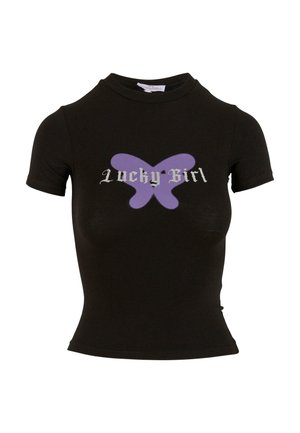 Czarny t-shirt z krótkim rękawem o dopasowanym kroju, z grafiką fioletowego motyla i napisem "Szczęśliwa Dziewczyna" w białej gotyckiej czcionce.