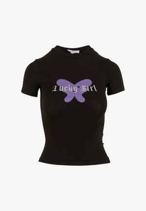 Czarny t-shirt z krótkim rękawem o dopasowanym kroju, z grafiką fioletowego motyla i napisem "Szczęśliwa Dziewczyna" w białej gotyckiej czcionce.
